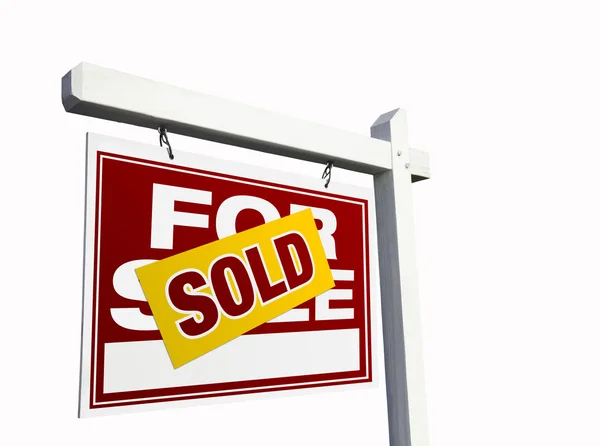 Rot verkauft Immobilienschild auf weiß — Stockfoto