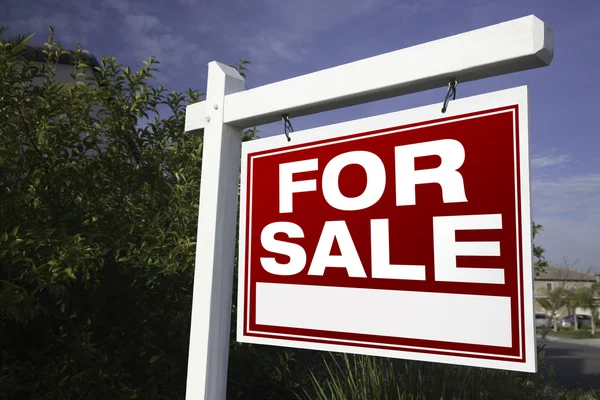 Zu verkaufen Immobilienschild, Nachbarschaft — Stockfoto