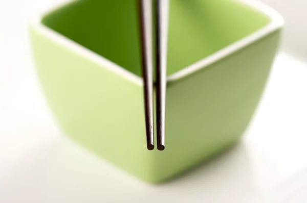 젓가락 & 녹색 그릇 — 스톡 사진