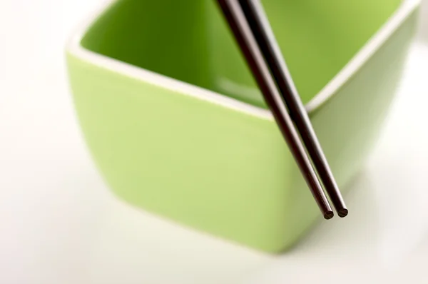 Palillos y tazón verde — Foto de Stock