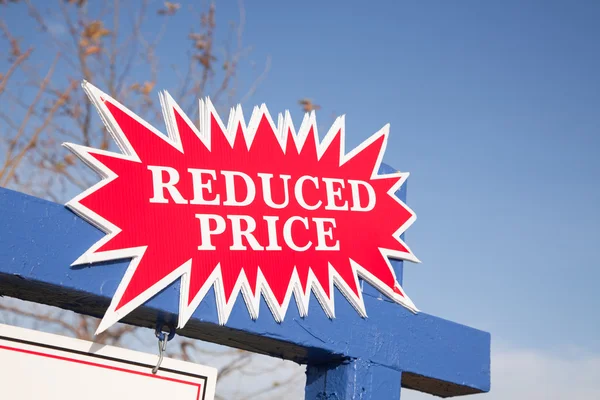 赤の減らされた価格のバーストの不動産の看板 — ストック写真