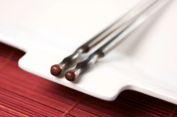 Chopsticks de madeira & placa branca — Fotografia de Stock