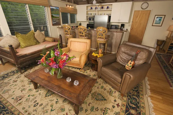 Tropische woonkamer en keuken interieur — Stockfoto
