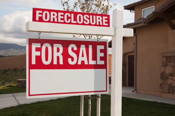 Foreclosure Emlak işareti ve ev — Stockfoto