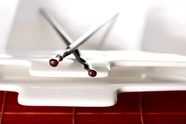 Деревянные палочки и белая тарелка — стоковое фото