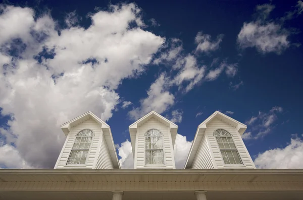Крыша дома и окна против неба — стоковое фото