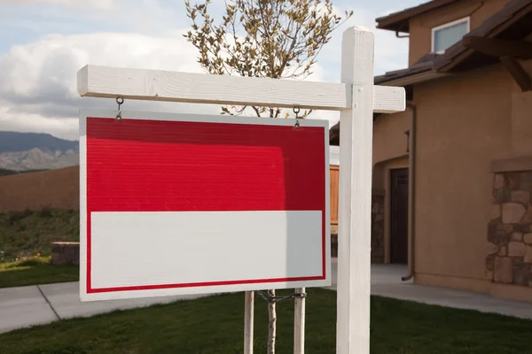 Lege rode onroerend goed teken en huis — Stockfoto