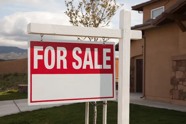 Zu verkaufen Immobilien Zeichen und Haus — Stockfoto