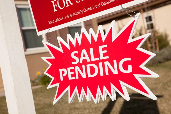 Red Sale Pending Real Estate Burst Sign. — Stock Photo, Image