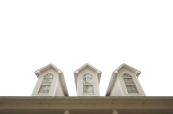 Крыша дома и окна против белого — стоковое фото