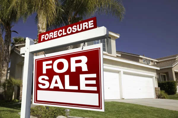 Red Foreclosure Sign in Front of House — Stock Photo, Image