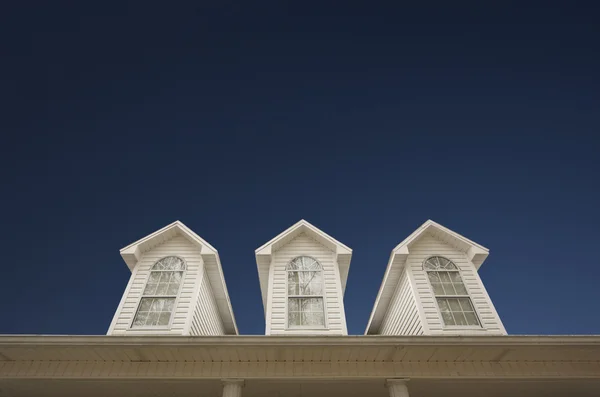 Hus tak och fönster mot djupt blå — Stockfoto