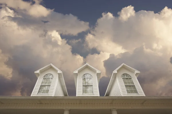 Evin çatı ve bulutların karşı windows — Stok fotoğraf