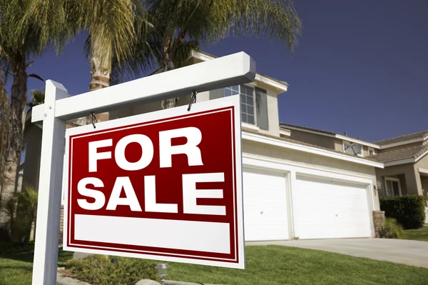 Vermelho para venda Real Estate Sign and Home — Fotografia de Stock