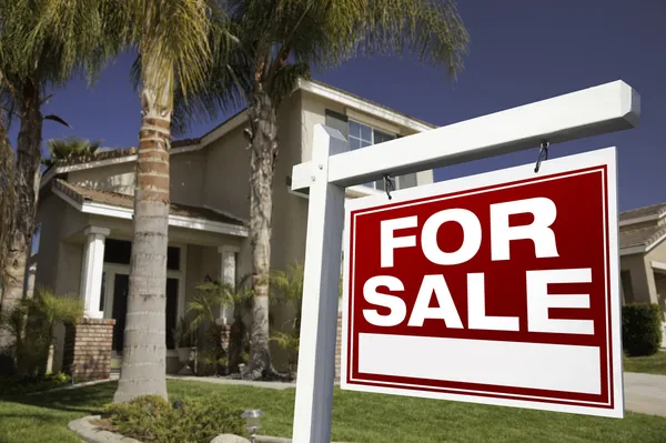 Satılık Emlak işareti ve ev için kırmızı — Stok fotoğraf