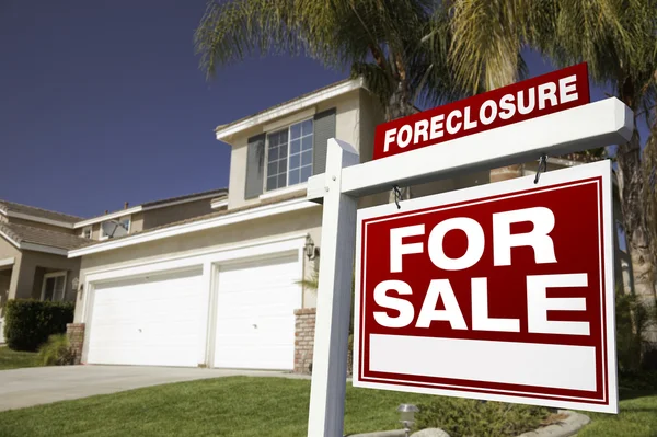 Red Foreclosure Sign in Front of House — Stock Photo, Image