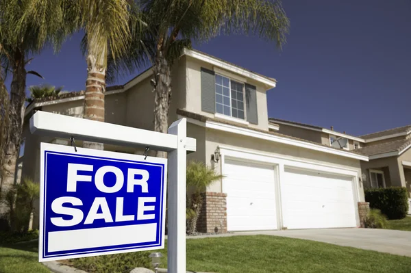 Blau zum Verkauf Immobilienschild und Haus — Stockfoto