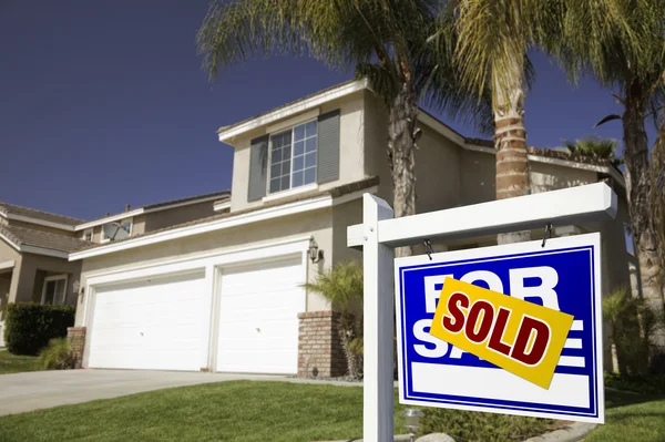 Blå sålda fastigheter tecken och nya hem — Stockfoto