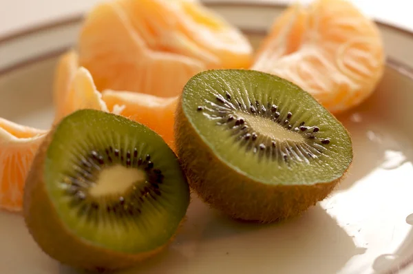 Kiwi en clementine mandarijnen — Stockfoto