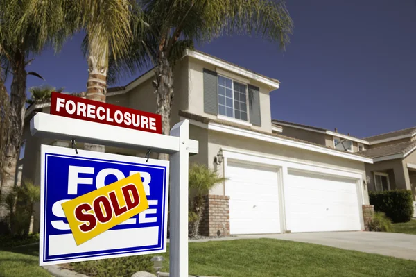 Prodávané znamení nemovitostí foreclosure — Stock fotografie