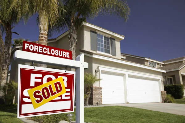 Kırmızı bir foreclosure Emlak işareti — Stok fotoğraf