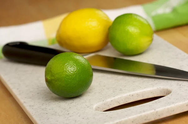 Limes, Lemons and Knife — Stock Photo, Image