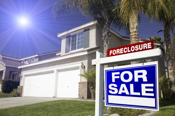 Mavi bir foreclosure Emlak işareti — Stok fotoğraf