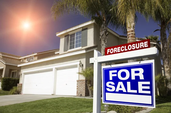 Foreclosure azul para o sinal e a casa da venda — Fotografia de Stock