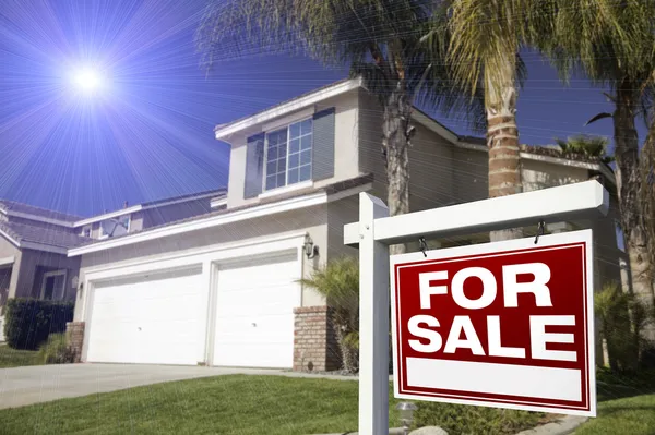Rojo para la venta Real Estate Sign and Home —  Fotos de Stock