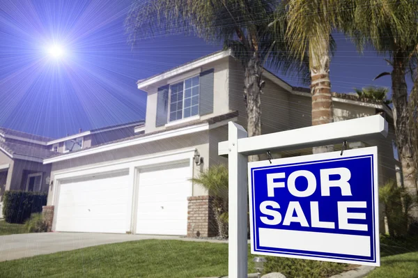 Синий цвет для продажи недвижимости — стоковое фото