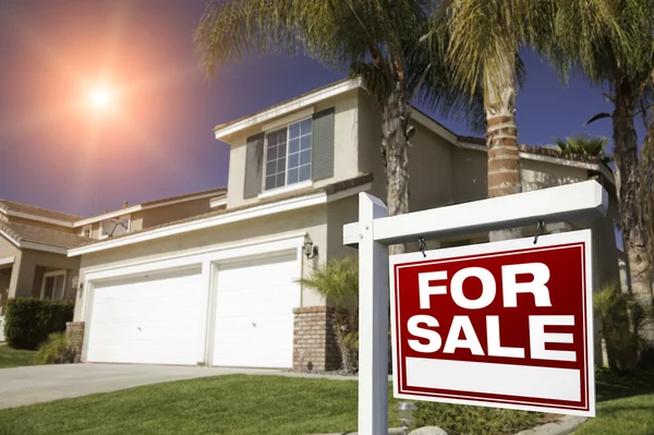 Знак "Продажа недвижимости в красном" — стоковое фото