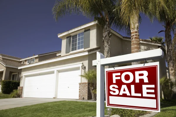 Знак "Продажа недвижимости в красном" — стоковое фото