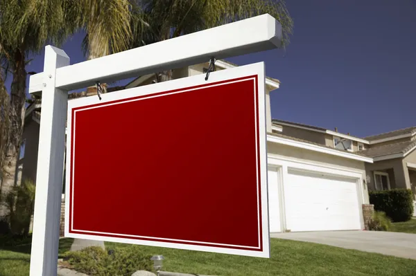 Boş kırmızı gayrimenkul işareti ve ev — Stok fotoğraf