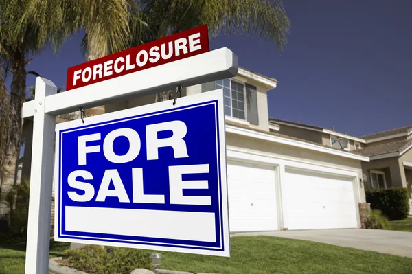 Foreclosure para venda Sinal imobiliário — Fotografia de Stock