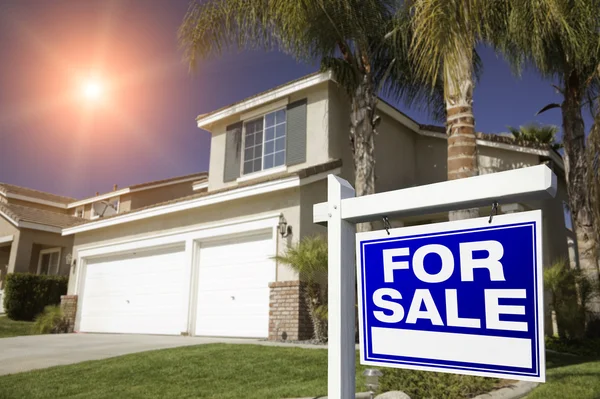 Синій для продажу нерухомості знак і будинок — стокове фото