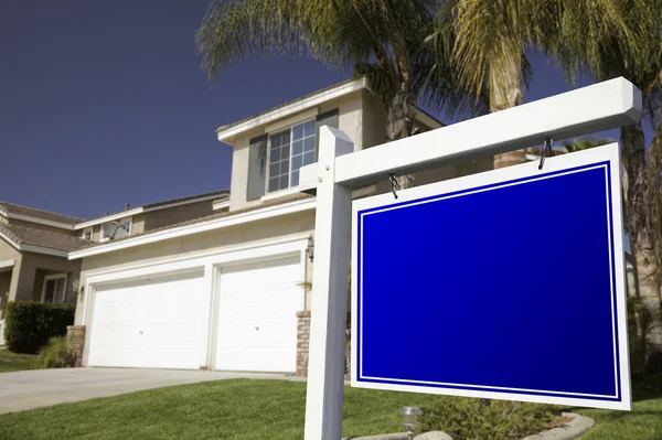 Blank Real Estate Sign in Front of House — Stock Photo, Image