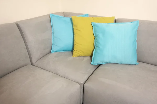 Sofá de camurça cinza e travesseiros — Fotografia de Stock