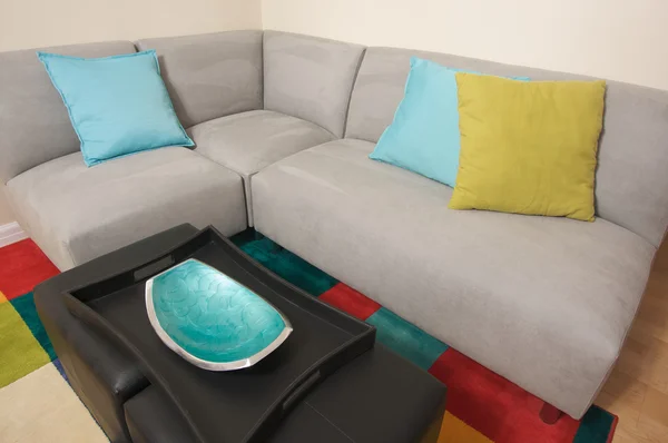 Área de esquina de sofá de gamuza gris — Foto de Stock