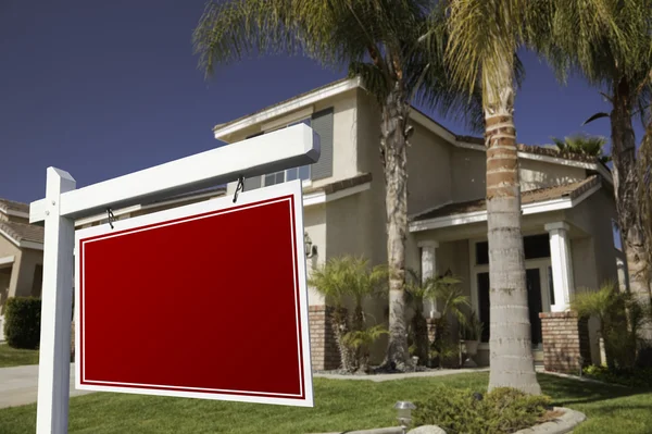 Prázdné červené nemovitostí znamení a dům — Stock fotografie