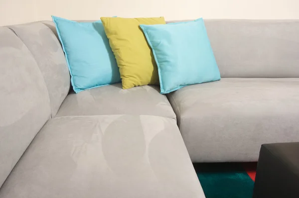 Zamsz szary kanapie i poduszki — Zdjęcie stockowe