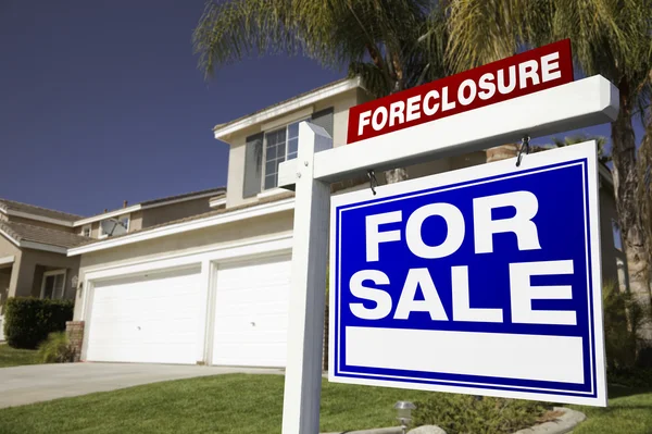 Foreclosure Satılık Emlak işareti — Stok fotoğraf