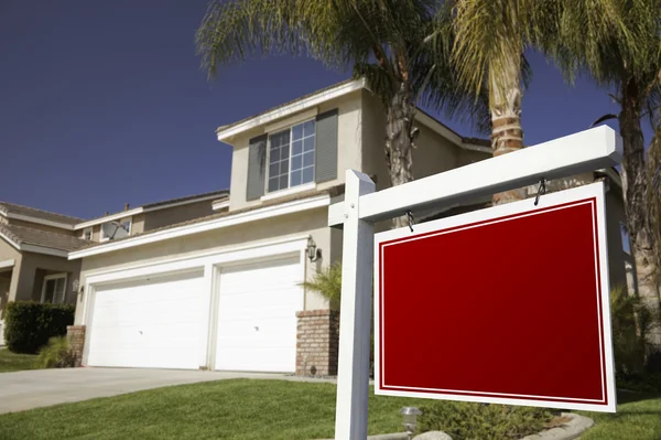 Firma de bienes raíces rojo en blanco y casa — Foto de Stock