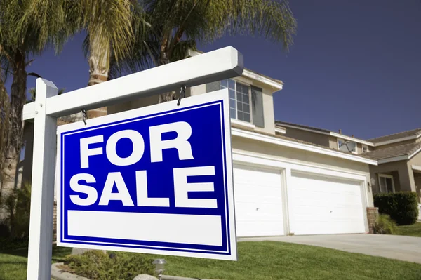 Azul Vendido para la venta Real Estate Sign —  Fotos de Stock