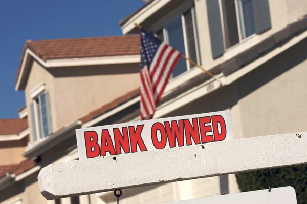 Bank własność nieruchomości znaku i domu — Zdjęcie stockowe