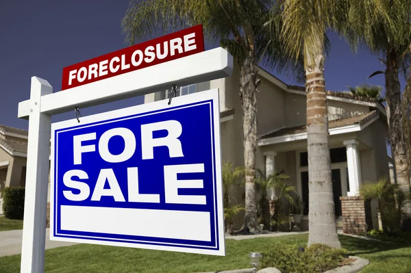 Foreclosure para venda Sinal imobiliário — Fotografia de Stock