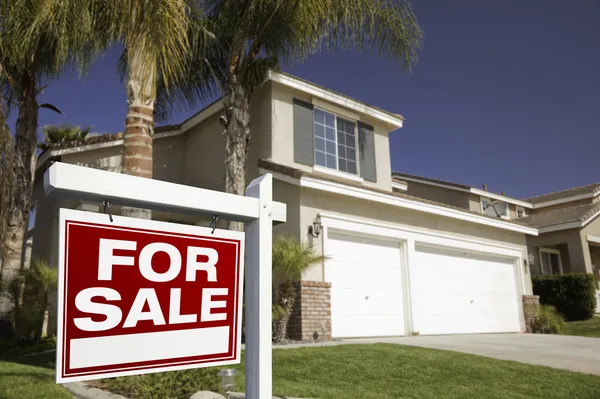 Vermelho para venda Real Estate Sign and House — Fotografia de Stock
