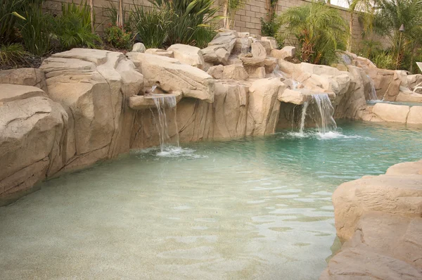Tropiska anpassad pool — Stockfoto