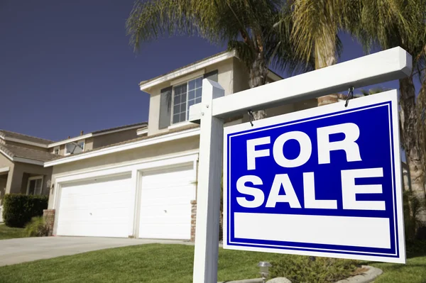 Voor verkoop onroerend goed teken en huis — Stockfoto