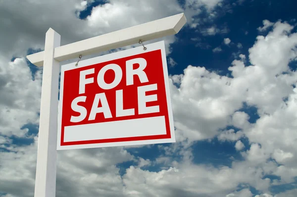 Продаж нерухомості знак на хмарах — стокове фото