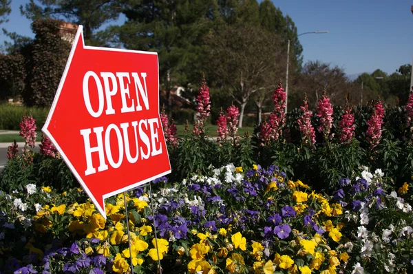 Open house nieruchomości znak w kwiaty — Zdjęcie stockowe